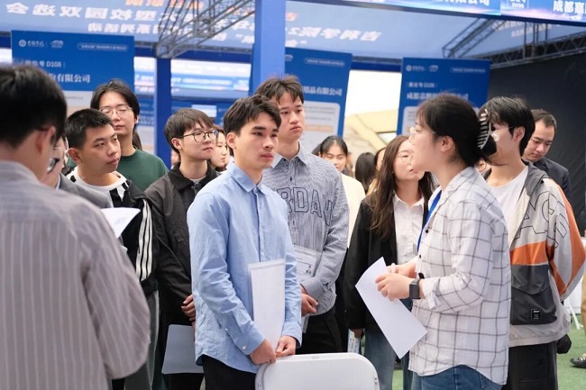 300家名企齊聚！瑞方人力助力吉利學(xué)院供需精準(zhǔn)匹配 第3張